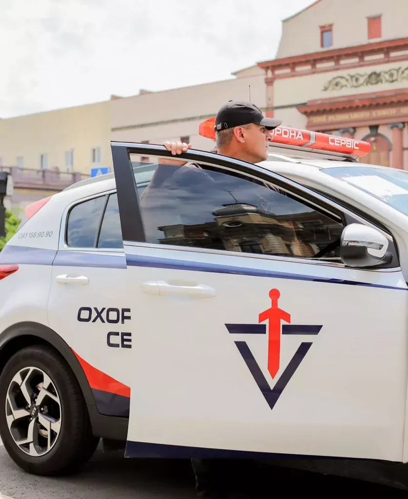 Автомобіль групи швидкого реагування компанії "Охорона Сервіс" на виклику в місті